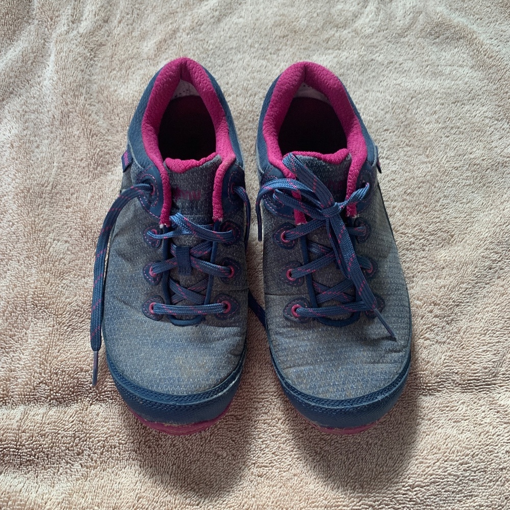 Women’s hiking shoes